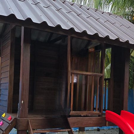 Casa Tiga Homestay Besut カンポン・クアラ・ベシュット エクステリア 写真