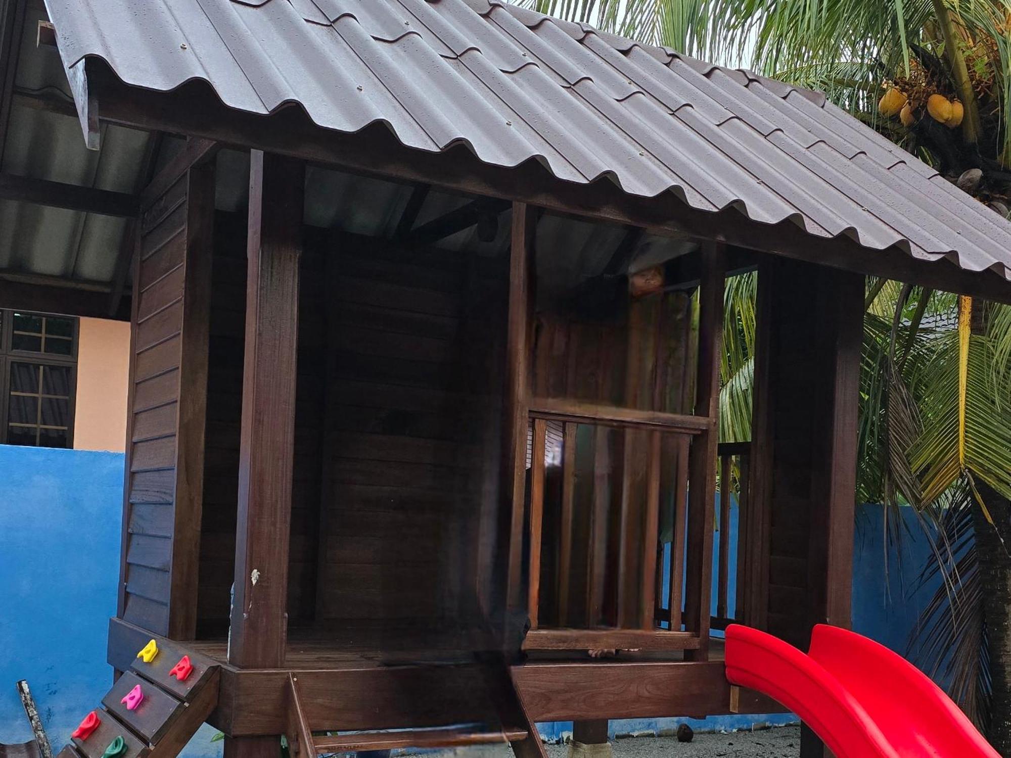 Casa Tiga Homestay Besut カンポン・クアラ・ベシュット エクステリア 写真
