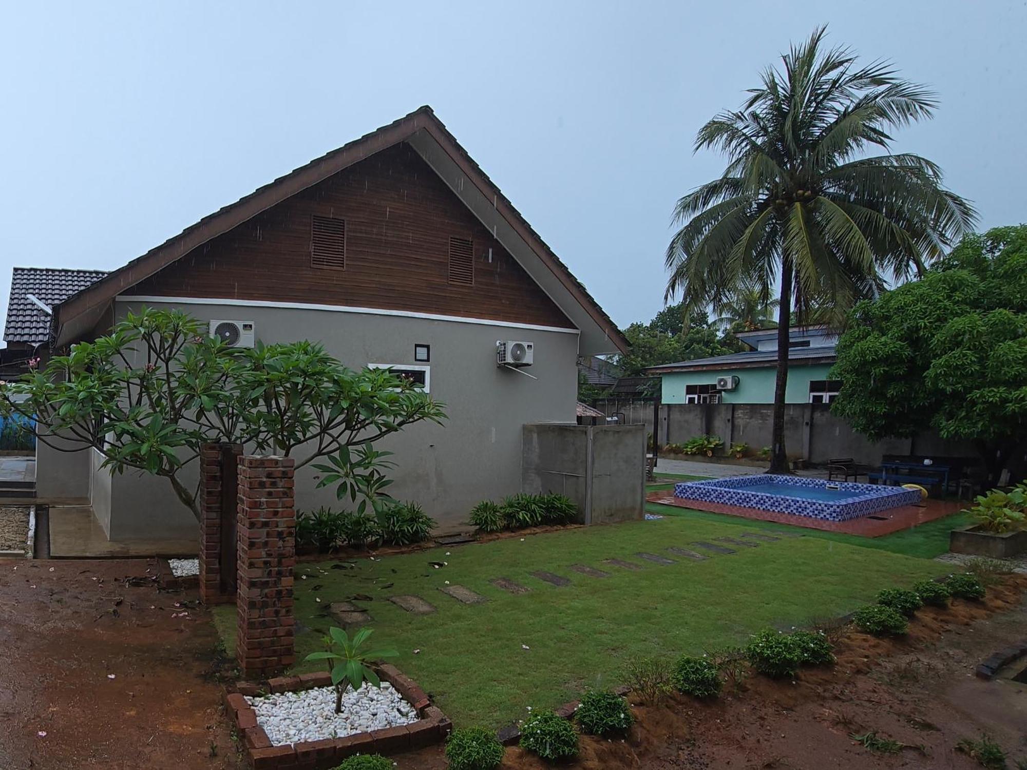 Casa Tiga Homestay Besut カンポン・クアラ・ベシュット エクステリア 写真