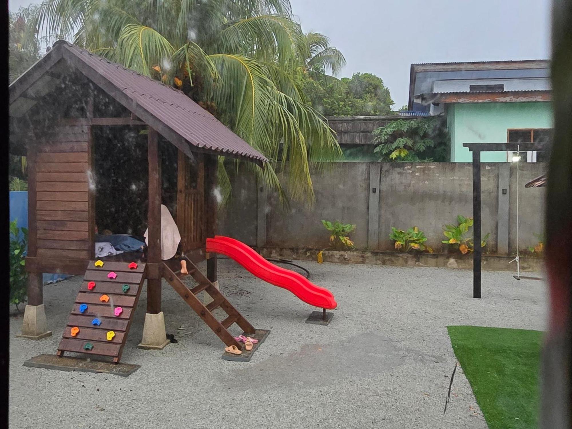 Casa Tiga Homestay Besut カンポン・クアラ・ベシュット エクステリア 写真